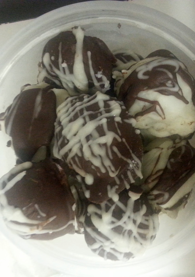 A picture of oreo cheesecake truffles.