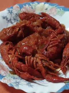 Una foto de Cangrejos de río con tomate y toque picante