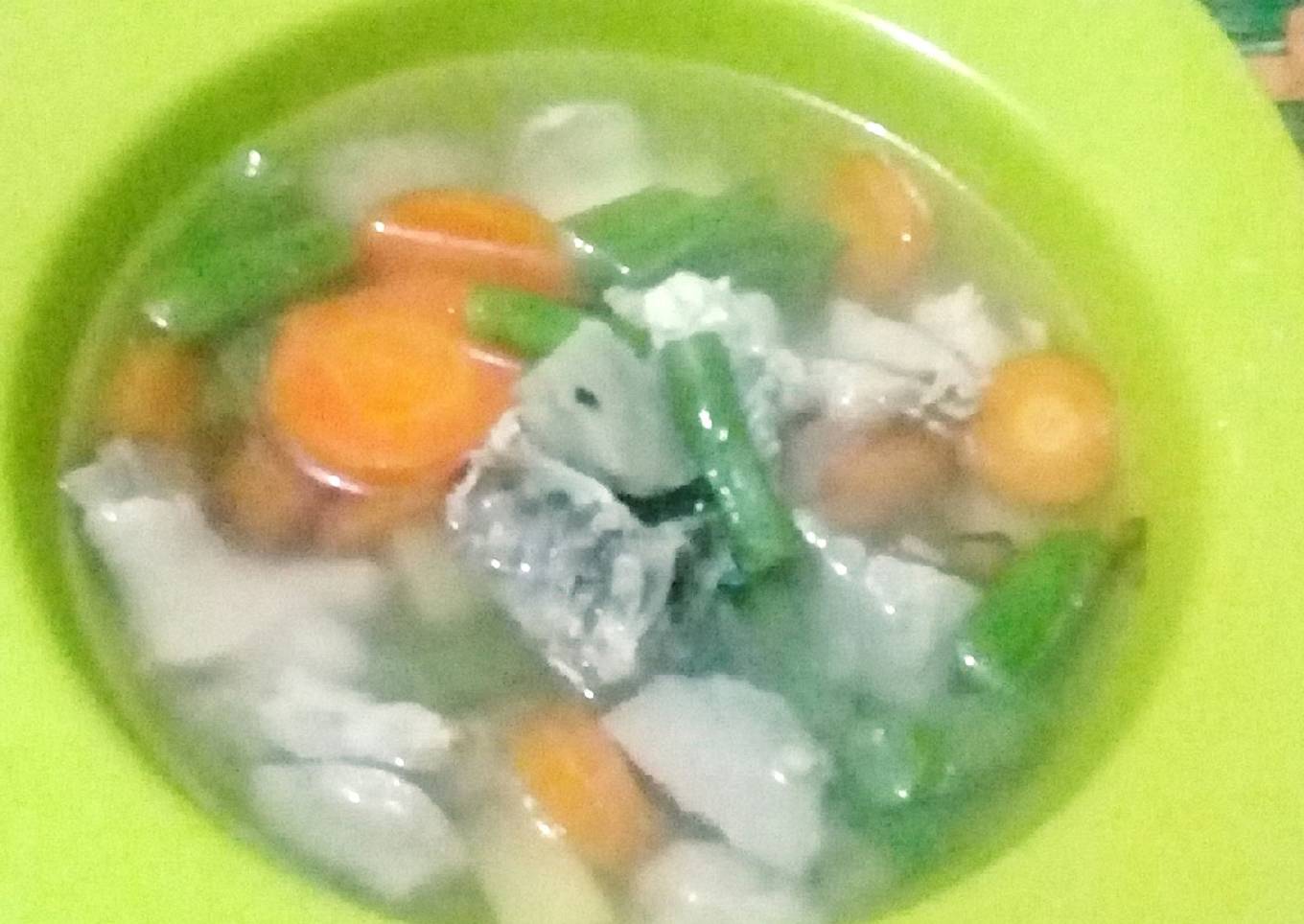 Sup ayam dengan bola dan sayuran