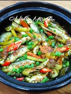 Hình của món Cá linh kho nghệ.
