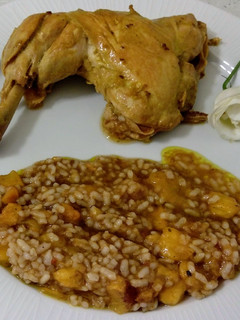 Una foto de Muslos de pollo en crema de coco y arroz salteado con caqui y canela #LaCocinaNosUne