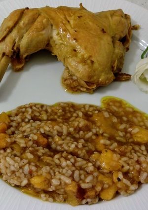 Foto principal de Muslos de pollo en crema de coco y arroz salteado con caqui y canela #LaCocinaNosUne
