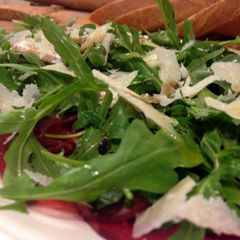A picture of Carpaccio di Bresaola e Rucola (Arugula and aged beef).