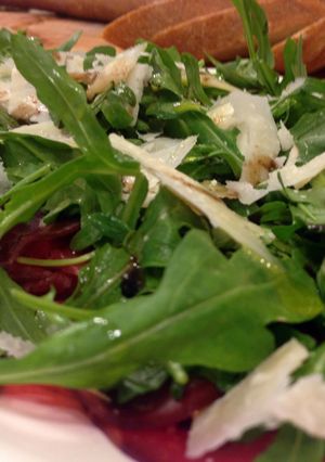 A picture of Carpaccio di Bresaola e Rucola (Arugula and aged beef).