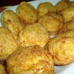 A picture of fry deviled eggs (portuguese ovos verdes ).