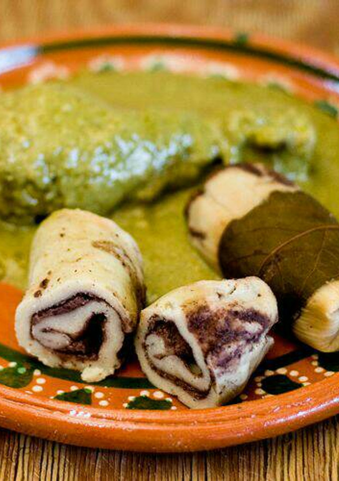 Una foto de Tamales de frijol negro