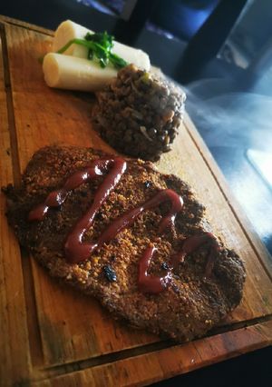 Una foto de Bistek a la plancha con lentejas y palmitos