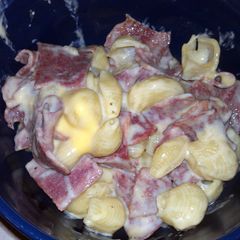 A picture of Macs shells and cheese with Bacon.