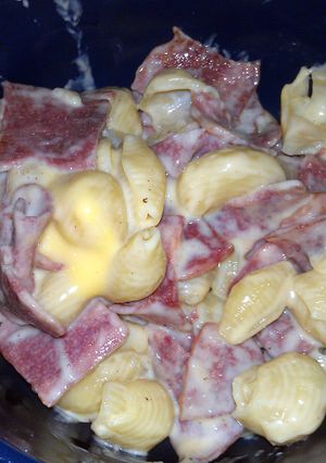 A picture of Macs shells and cheese with Bacon.