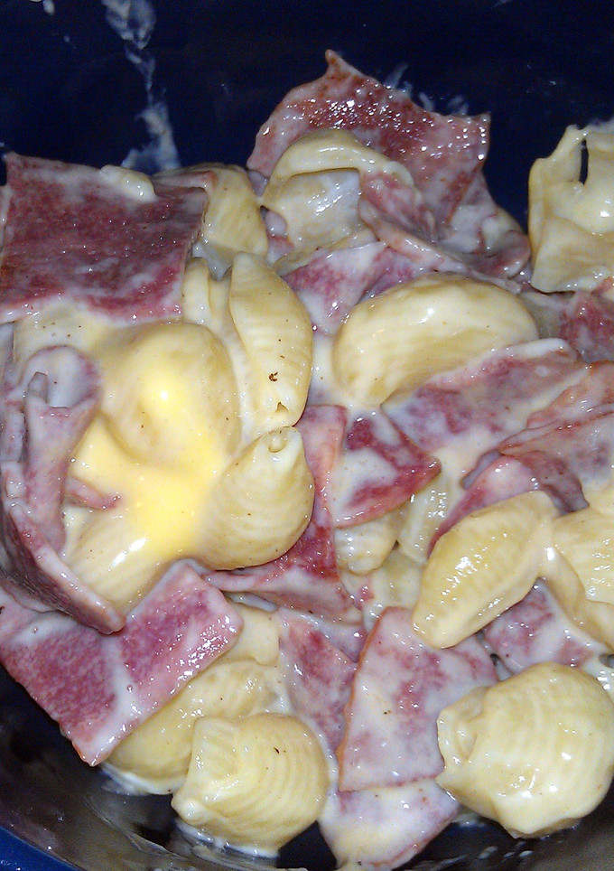 A picture of Macs shells and cheese with Bacon.