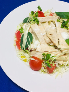 Una foto de Ensalada con Pechuga de Pollo Fría de verano!