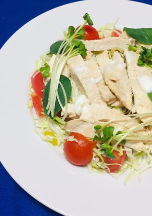 Una foto de Ensalada con Pechuga de Pollo Fría de verano!
