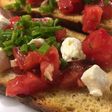 Bruschetta z pomidorem i serem fetą