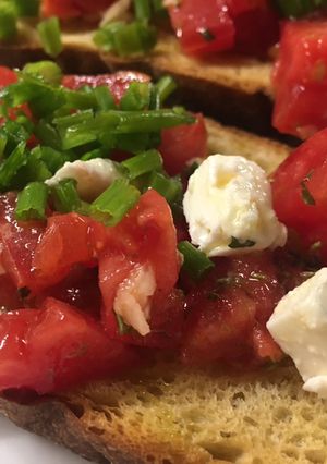Zdjęcie przepisu Bruschetta z pomidorem i serem fetą.