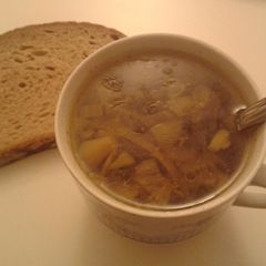 A picture of Czech onion soup 'Tsibulachka'.