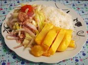 Una foto de bistec con papas fritas