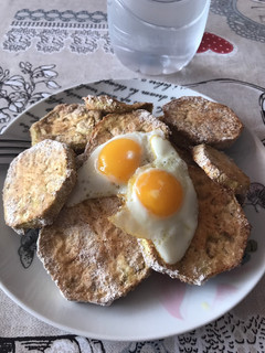 Una foto de Berenjenas con espelta y huevo de codorniz