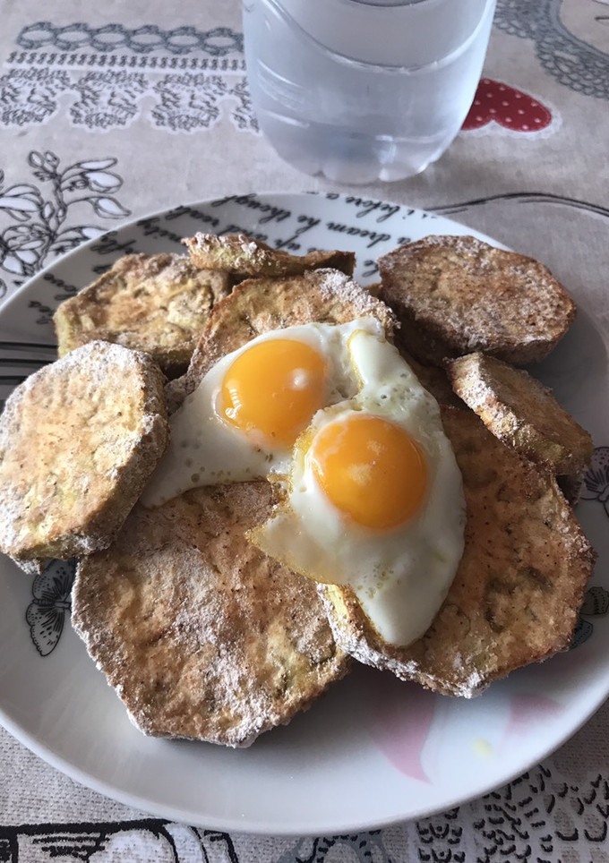 Una foto de Berenjenas con espelta y huevo de codorniz
