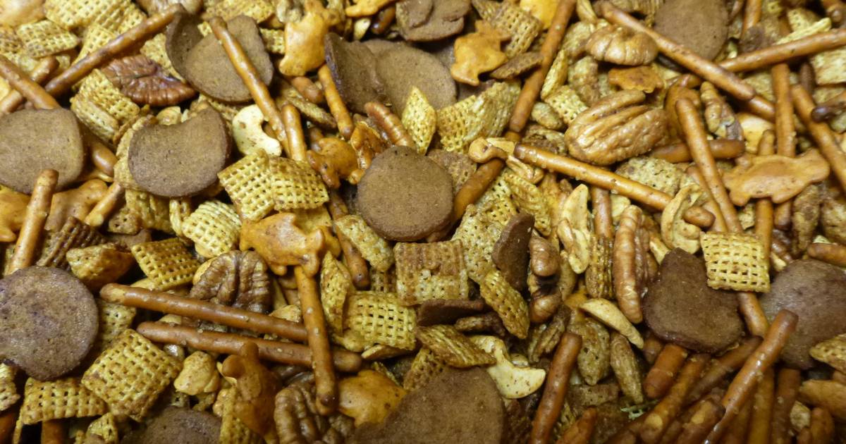 Texas Holiday Trash Mix Chex Mix Recipe By Lee S Cookpad