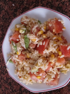 Una foto de Ensalada de Arroz y Salmón Ahumado