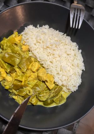 Une photo de POULET, HARRICOT PLAT ET RIZ (spécialité Thai)