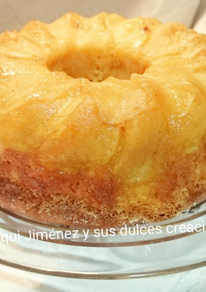 Una foto de Bizcocho de yogur y manzana caramelizada