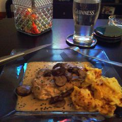 A picture of creamed chicken marsala.