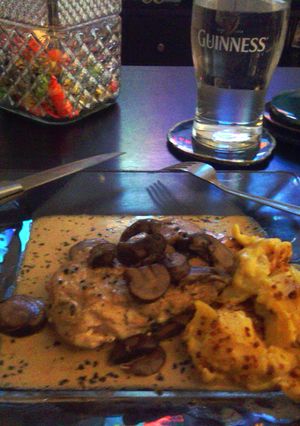 A picture of creamed chicken marsala.