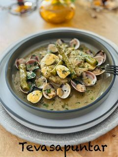 Una foto de Rape con almejas en salsa verde 🍀 🥃 🧄 🪺 🍀 🎁