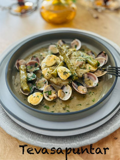 Una foto de Rape con almejas en salsa verde 🍀 🥃 🧄 🪺 🍀 🎁