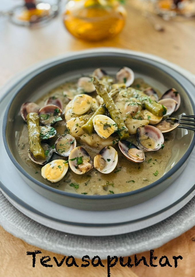 Una foto de Rape con almejas en salsa verde 🍀 🥃 🧄 🪺 🍀 🎁
