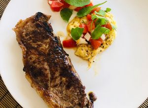 Una foto de Keto - Bifes de Chorizo con provoleta a la criolla 🇦🇷🇦🇷🇦🇷🇦🇷🇦🇷🤗🤗🤗