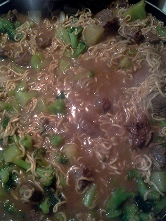 Easy Way Make instant noodles with steak and broccoli the So Delicious Really delicious
