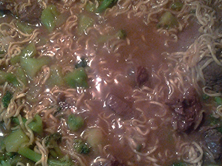 Easy Way Make instant noodles with steak and broccoli the So Delicious Really delicious