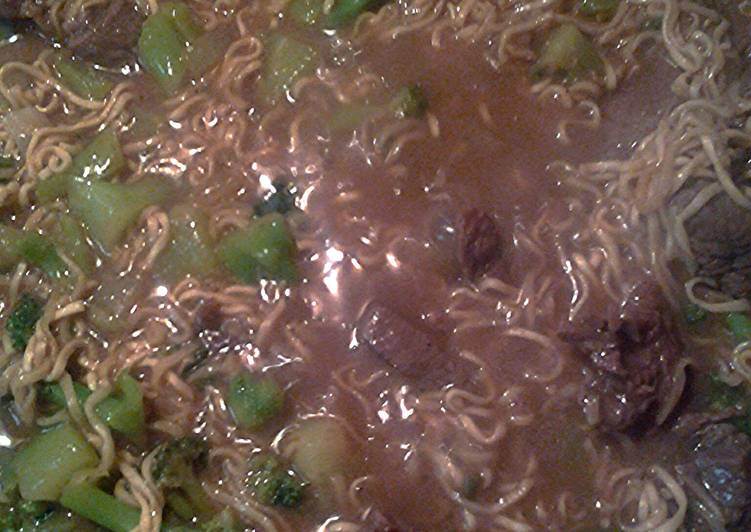 instant noodles with steak and broccoli