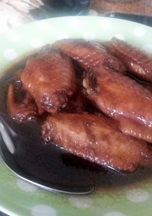 A picture of Easy Chinese dark sauce chicken wings.