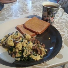 A picture of Spinach mushroom scrambled egg.