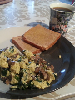 A picture of Spinach mushroom scrambled egg.