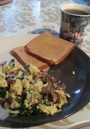A picture of Spinach mushroom scrambled egg.