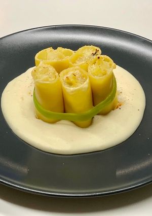 Foto di Paccheri ripieni di crema di patate e baccalà, su fonduta dì parmigiano