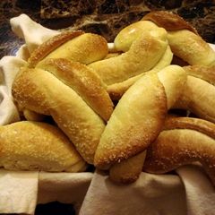 A picture of Bosnian Crescent Rolls.