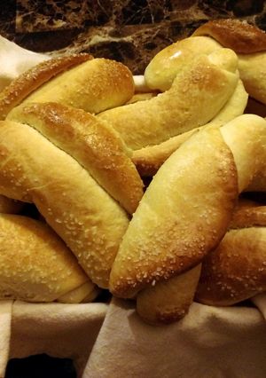 A picture of Bosnian Crescent Rolls.