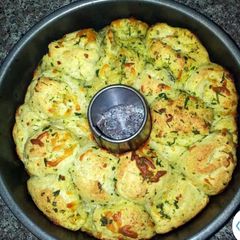 savoury monkey bread with garlic and herps A picture of savoury monkey bread with garlic and herps.