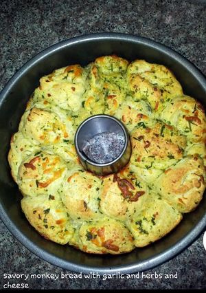 A picture of savoury monkey bread with garlic and herps.
