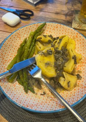 A picture of Truffle tortellini with creamy mushroom and sage sauce, and asparagus side.