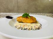 Una foto de pescado a la mantequilla