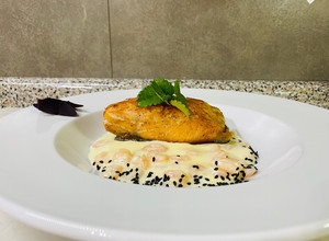 Una foto de Salmón a la mantequilla con salsa de camarones