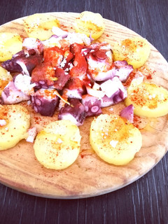 Una foto de Pulpo con patatas al pimentón ahumado de la Vera