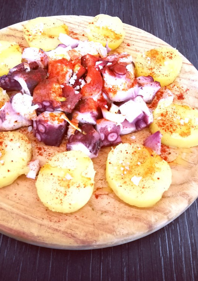 Una foto de Pulpo con patatas al pimentón ahumado de la Vera