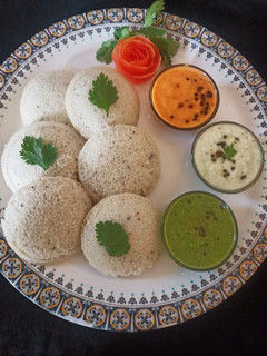 इडली तिरंगा चटनी(idli tiranga chutney recipe in hindi) रेसिपी मुख्य फोटो